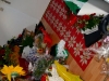 Ein Flur voller Geschenke und Blumen